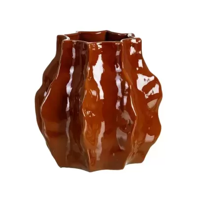 Vaso de cerâmica castanho brilhante com formato ondulado