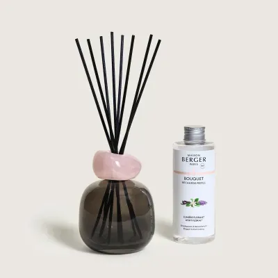 Difusor de aromas em vidro fumado com pedras rosas e recarga branca com texto Maison Berger Paris