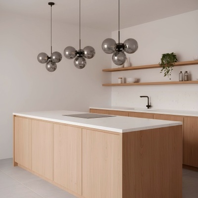 Cozinha moderna com ilha central em madeira clara e candeeiros suspensos de vidro fumado