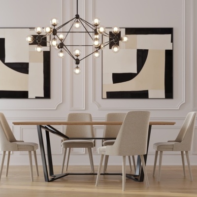 Mesa de jantar em madeira e metal com cadeiras estofadas bege num ambiente sofisticado com quadros abstratos e vaso decorativo