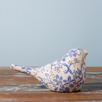 Escultura de cerâmica em forma de pássaro com padrão floral azul