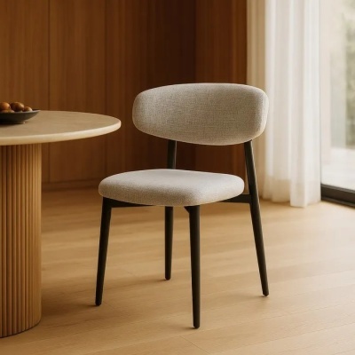 Cadeira moderna estofada cinzenta junto a mesa redonda de madeira em ambiente interior