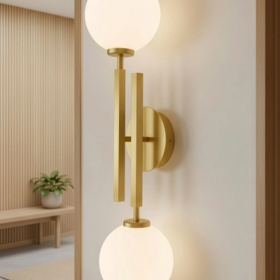 Aplica de parede dourada com duas esferas brancas opacas