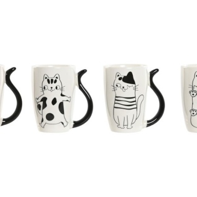 Quatro canecas brancas com cabos pretos em forma de cauda com desenhos de gatos