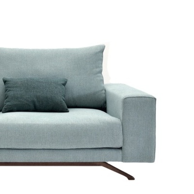 Sofá azul claro com almofadas verdes escuras