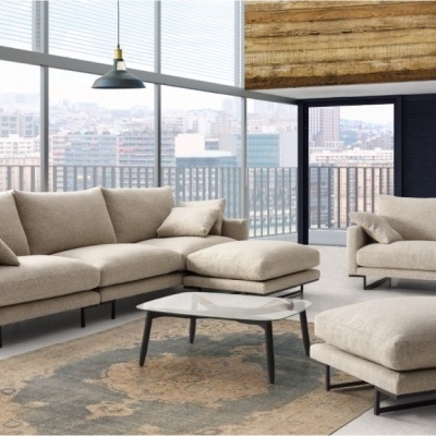 Sala de estar moderna com sofá bege claro e mesa de centro branca