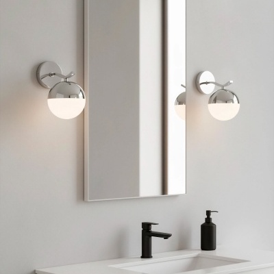 Casa de banho com espelho retangular e duas arandelas cromadas com globos opacos