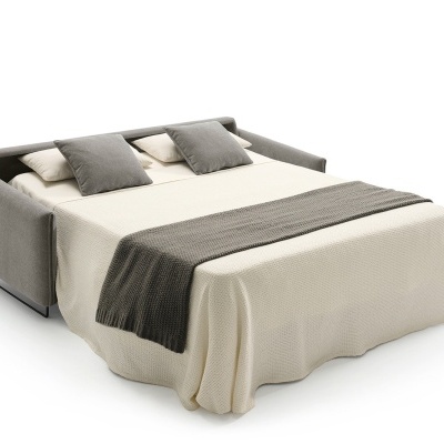 Sofá-cama cinza com cama aberta e colcha bege