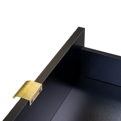 caixa preta de metal com presilha dourada metálica