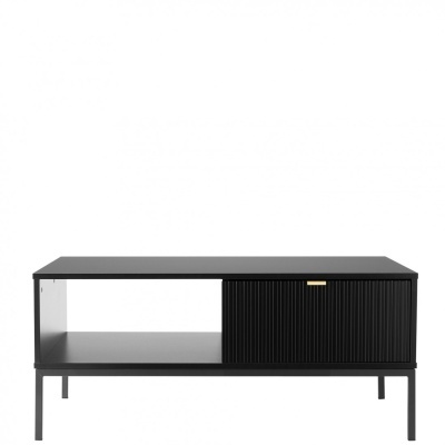 Consola preta com prateleira aberta e porta de correr com ranhuras verticais e puxador dourado.