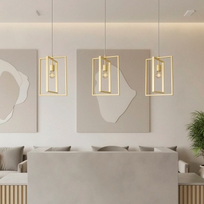 Candeeiros suspensos dourados numa sala minimalista com quadros abstratos e mobiliário cinzento