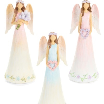 Figuras decorativas de anjos com vestidos pastel segurando flores e corações florais