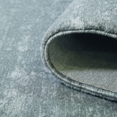 Tapete cinza com textura suave e borda costurada.