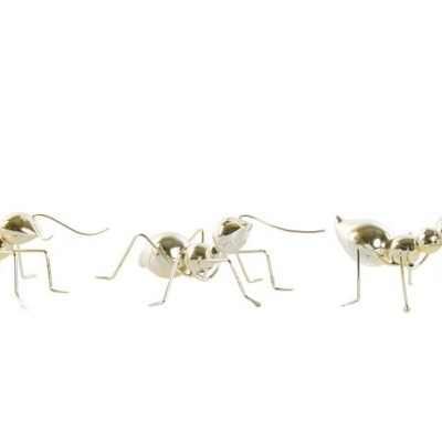 Esculturas metálicas de formigas cromadas brilhantes