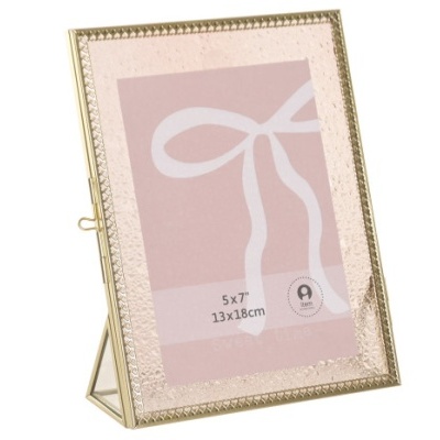Moldura dourada texturizada com suporte e cartolina rosa com laço branco