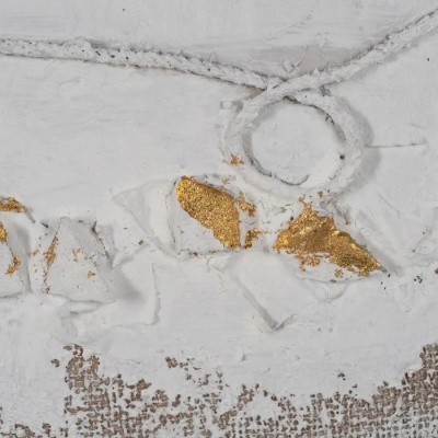 Textura branca com detalhes dourados e marrons em padrão abstrato