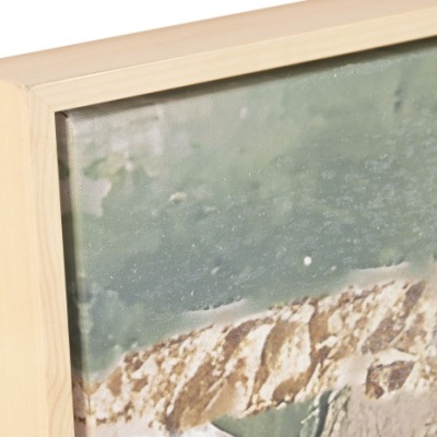 quadro decorativo com moldura de madeira e padrão abstrato verde e castanho