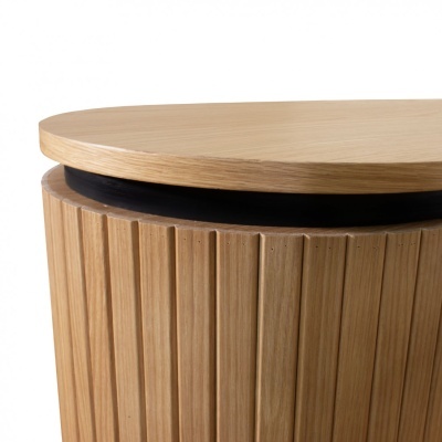 Mesa auxiliar redonda em madeira clara com textura em ripas verticais e anel preto