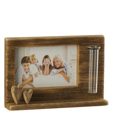 Moldura de madeira castanha rústica com foto de família e detalhes de corações esculpidos e tubo de vidro