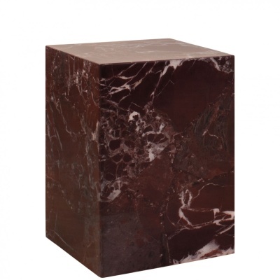 Cubo de mármore castanho polido com padrões irregulares em fundo branco