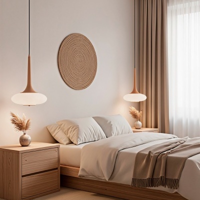 Quarto moderno com cama e móveis em madeira clara, candeeiros suspensos castanhos e decoração de parede redonda em ráfia