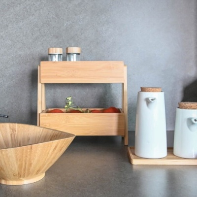 Conjunto de frascos de cerâmica com tampas de cortiça e tigela de madeira sobre bancada cinzenta