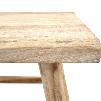 Detalhe de banco ou mesa de madeira clara com textura natural