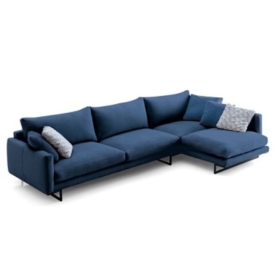 Sofá chaise longue azul escuro com almofadas decorativas