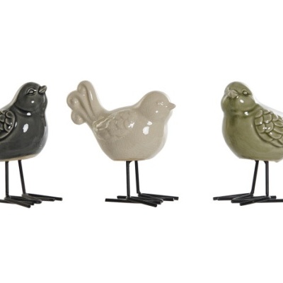 Estatuetas de pássaros em cerâmica em três cores diferentes com pés metálicos pretos.