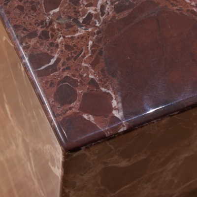 Canto de superfície de mesa em mármore castanho com veios brancos polida