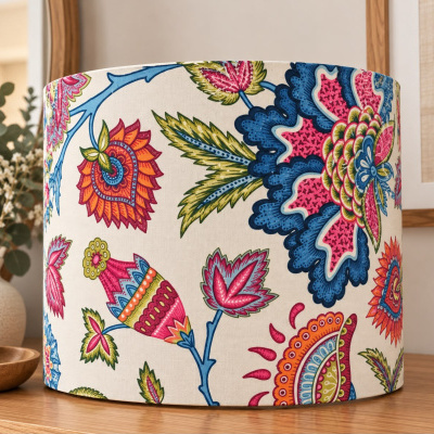 Abajur com cúpula estampada de flores coloridas