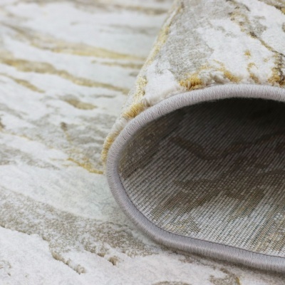 Tapete enrolado com padrão abstrato em tons de creme, bege e dourado