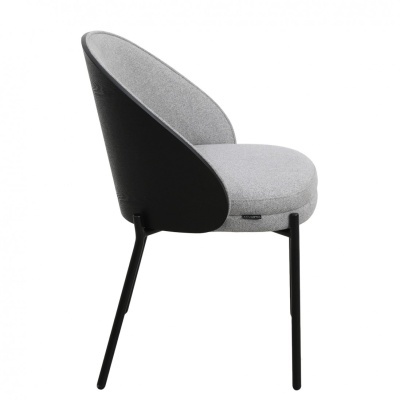 Cadeira em tecido cinza claro com estrutura preta e pernas metálicas.