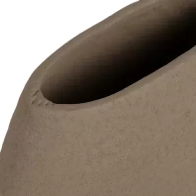 Vaso de cerâmica castanha com textura rugosa e abertura oval no topo
