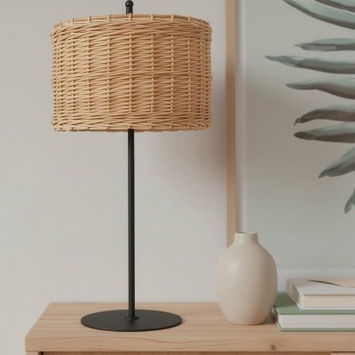 Candeeiro de mesa com abat-jour em vime e base preta