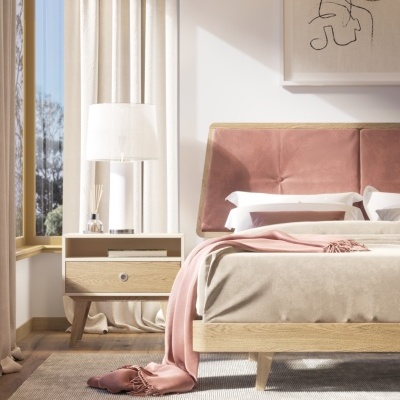 Quarto com cama e cabeceira rosa, mesa de cabeceira com candeeiro branco, cortinas bege e quadro abstrato na parede