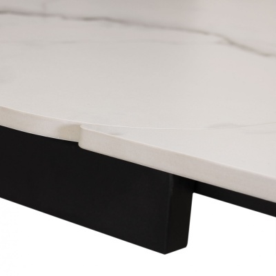 Tampo de mesa redondo em mármore branco com base preta.