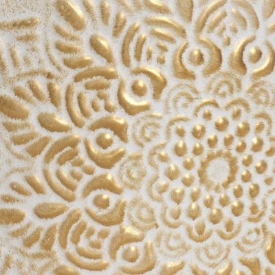 Padrão decorativo em relevo dourado e branco com design floral ou mandala.
