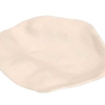 prato de cerâmica bege com forma irregular