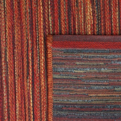 Tapete listrado vermelho e azul com franjas