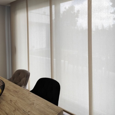 Painéis japoneses de cortinas brancas translúcidas com mesa e cadeiras
