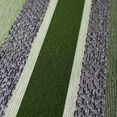 tecido com riscas verticais verdes e cinzentas com texturas variadas