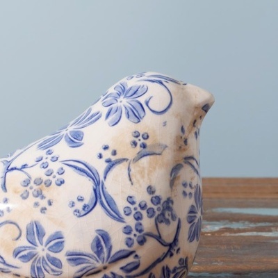 Figura decorativa em cerâmica de pássaro com padrão floral azul