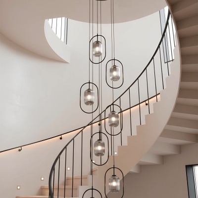 Candelabro moderno com lâmpadas de vidro canelado suspenso em escadaria espiral branca