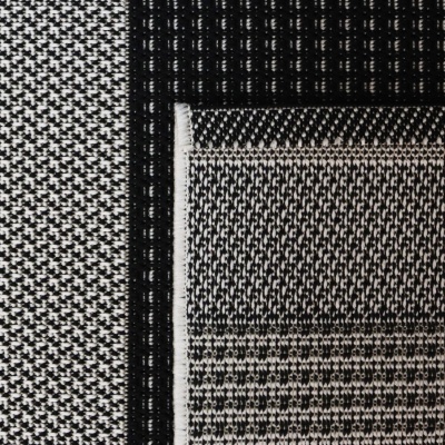 Tecidos em preto e branco com padrões geométricos e pied-de-poule