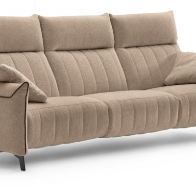 Sofá três lugares bege com almofadas e pés pretos