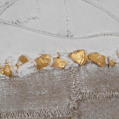 tecido bege rústico com franjas e decoração em folha dourada sobre fundo branco