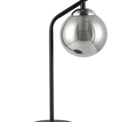 Candeeiro de mesa com base preta e cúpula esférica prateada espelhada.