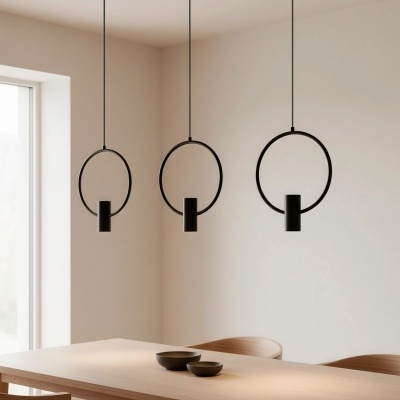 Candeeiros circulares pretos suspensos sobre mesa de madeira clara com cadeiras e pratos pretos