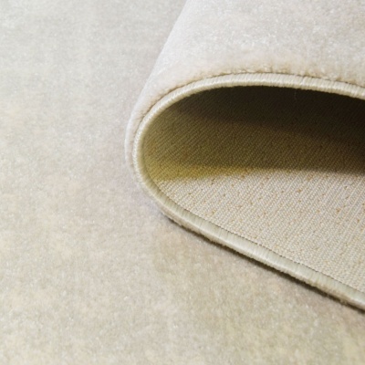 Tapete ou carpete creme claro texturizado com bordas costuradas